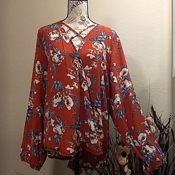 Rue21 Tops - ⬇️NWT Beautiful Flowy Top